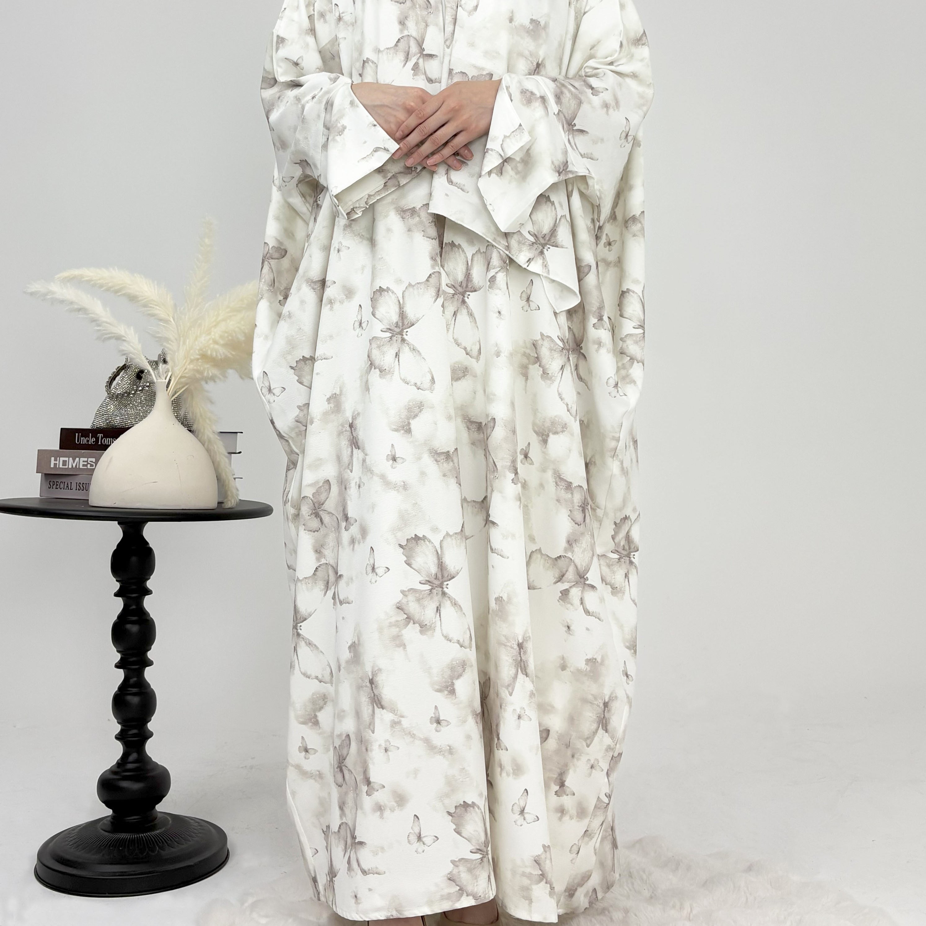 CL61 Exquisite bedruckte Abayas für muslimische Frauen – Schmetterlings-, Blumen- und Malereistile, Größen S – XL